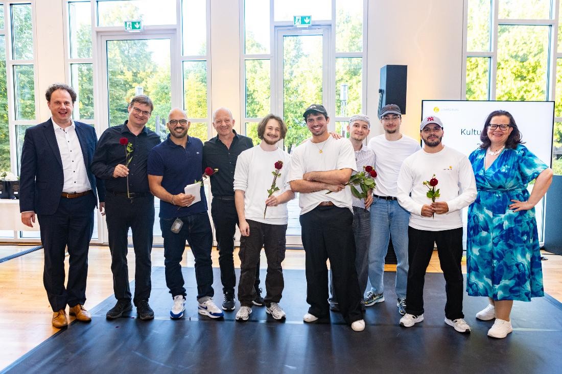 Oberbürgermeister Mathias Knecht, Fachbereichsleiter Tanz und Theater Stefan Raab, Co-Organisator Blaze the Maze Amir El Kourdi, Kunstschulleiter Jochen Raithel, Ivan Arendt, Jamal El Kourdi, Jaro Berg, Matej Makovic, Carmine Tufo, Erste Bürgermeisterin Renate Schmetz (von Links nach Rechts)